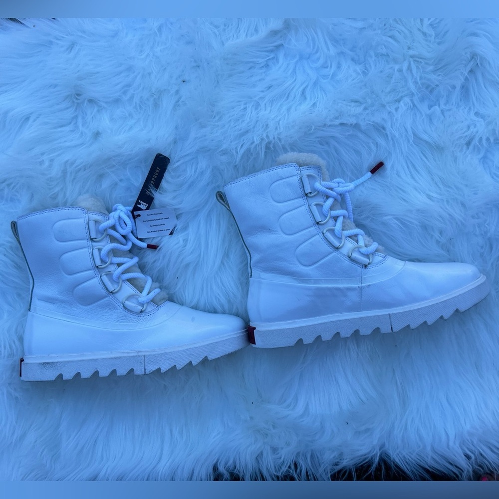 Sorel White Ankle Boots with Red Accents - Picture 10 of 16
